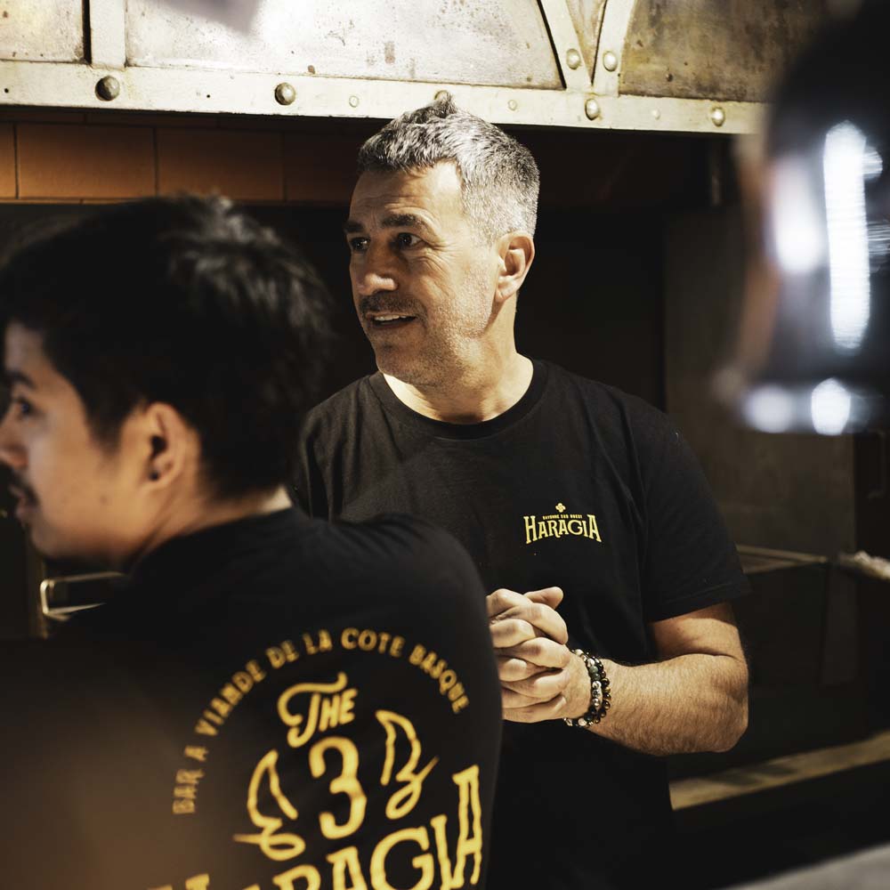Deux hommes, staff du restaurant haragia, discutent en cuisine.
