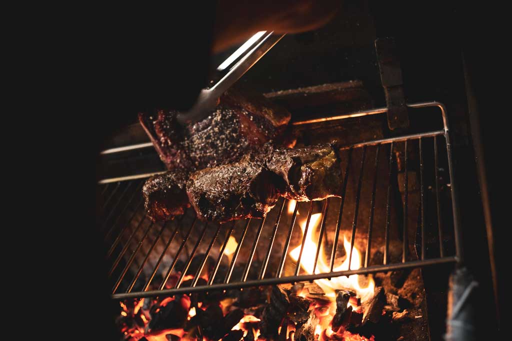 Viande grillant sur barbecue