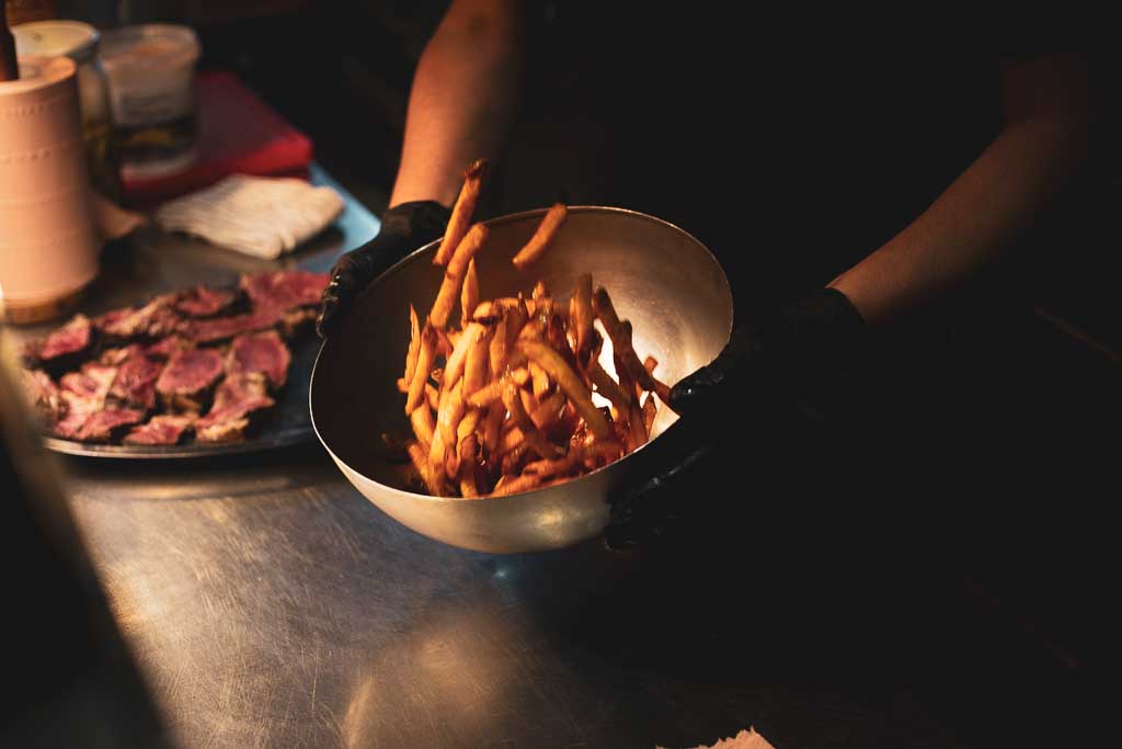 Cuisson de frites en cuisine