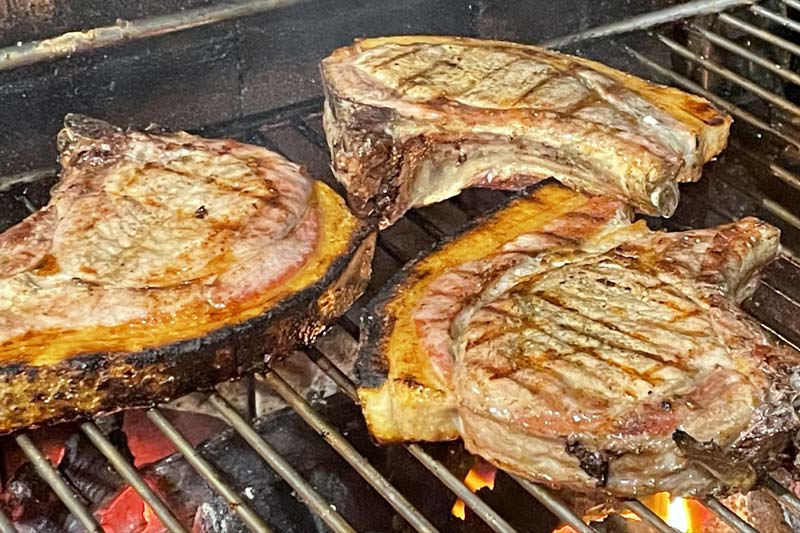 Côtes de porc grillées à la braise.